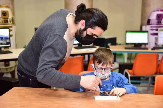 Çocuklara ücretsiz robotik kodlama kursu