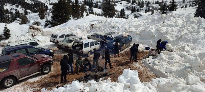 Dağdaki mağaralara kar stoğu