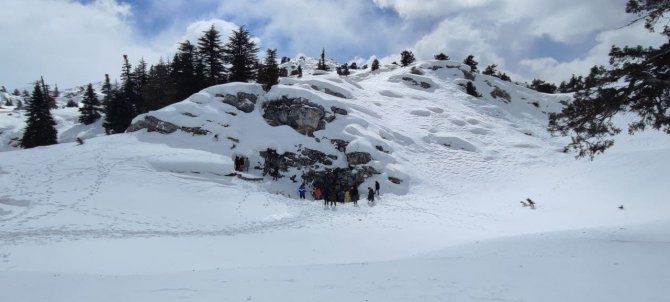 Dağdaki mağaralara kar stoğu