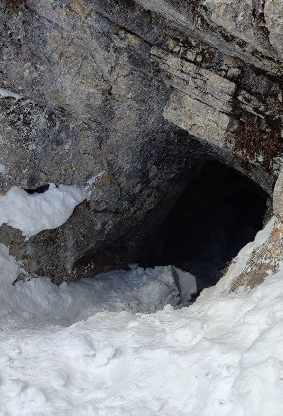 Dağdaki mağaralara kar stoğu