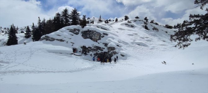 Konya'da bin 700 rakımlı mağara yaz için karla dolduruldu