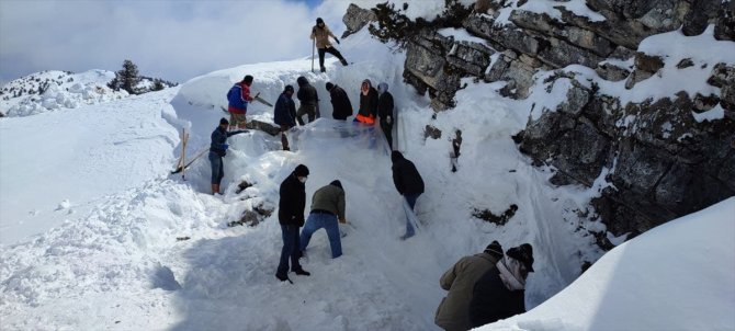 Konya'da bin 700 rakımlı mağara yaz için karla dolduruldu