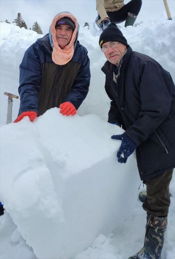 Konya'da bin 700 rakımlı mağara yaz için karla dolduruldu