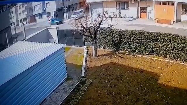 Dikkatsiz sürücüler kafa kafaya çarpıştı