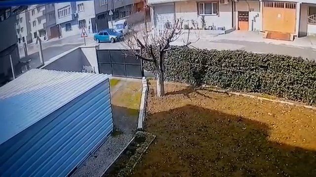 Dikkatsiz sürücüler kafa kafaya çarpıştı