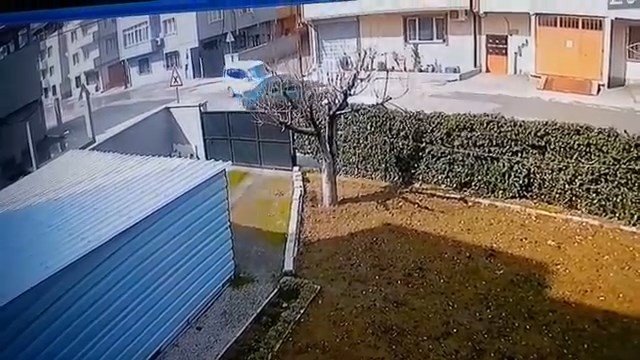 Dikkatsiz sürücüler kafa kafaya çarpıştı