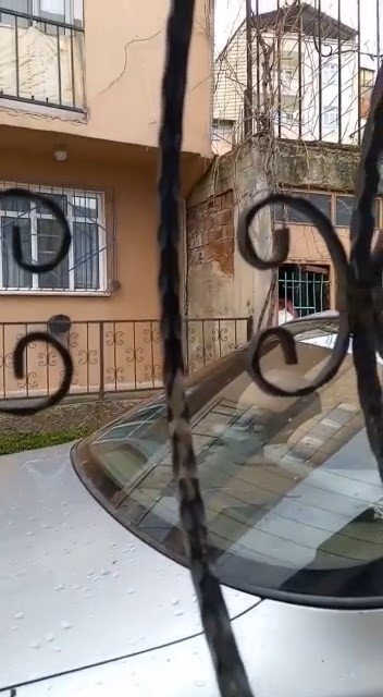 Hırsızlar girdikleri yerden çıkamayınca demir korkulukları kırmaya çalıştı