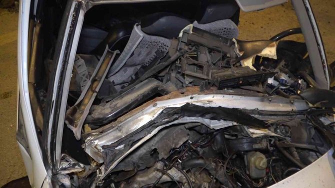 Hurdaya dönen otomobilde sürücü sıkıştı, ekipler zamanla yarıştı