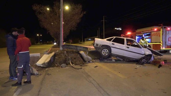 Hurdaya dönen otomobilde sürücü sıkıştı, ekipler zamanla yarıştı