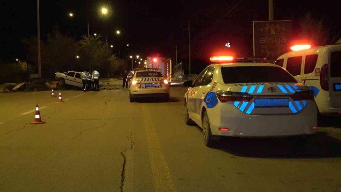 Hurdaya dönen otomobilde sürücü sıkıştı, ekipler zamanla yarıştı