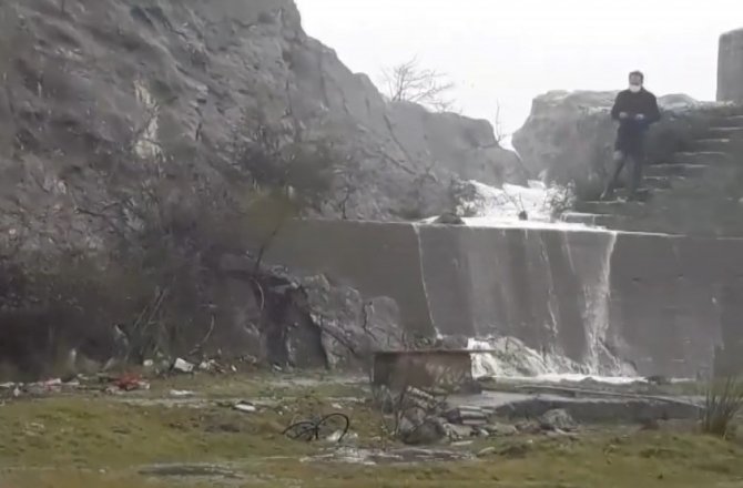 Karadeniz’de oluşan dev dalgalar sahil bölgesini yıkıp geçti