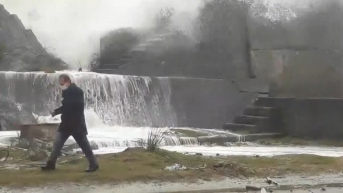 Karadeniz’de oluşan dev dalgalar sahil bölgesini yıkıp geçti