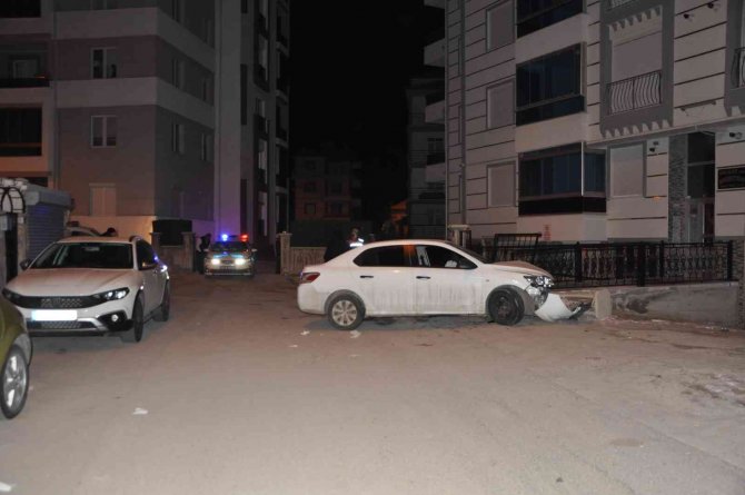 Karaman’da polisten kaçan sürücü bahçe duvarına çarptı