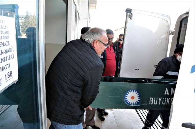 Otel odasında ölü bulunan 17 yaşındaki Nuray’ın cenazesi alındı, teyze gözyaşlarına boğuldu