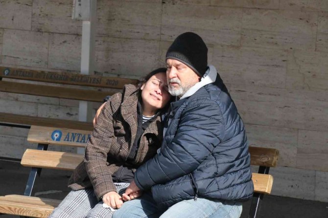 Otel odasında ölü bulunan 17 yaşındaki Nuray’ın cenazesi alındı, teyze gözyaşlarına boğuldu