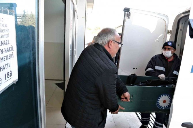 Otel odasında ölü bulunan 17 yaşındaki Nuray’ın cenazesi alındı, teyze gözyaşlarına boğuldu