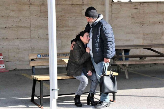 Otel odasında ölü bulunan 17 yaşındaki Nuray’ın cenazesi alındı, teyze gözyaşlarına boğuldu