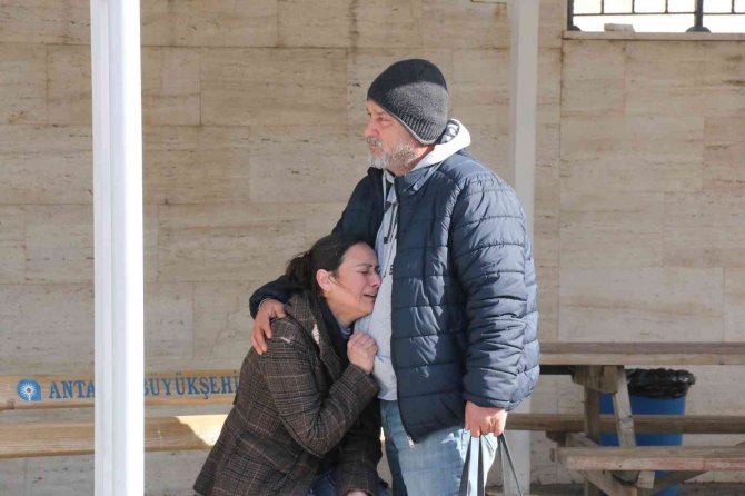 Otel odasında ölü bulunan 17 yaşındaki Nuray’ın cenazesi alındı, teyze gözyaşlarına boğuldu