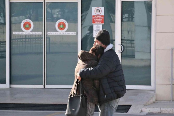 Otel odasında ölü bulunan 17 yaşındaki Nuray’ın cenazesi alındı, teyze gözyaşlarına boğuldu