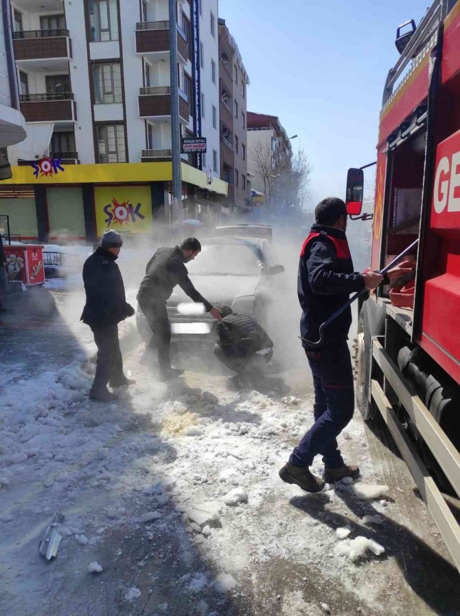 Park halindeki otomobil alev aldı, ekipler zamanında müdahale etti