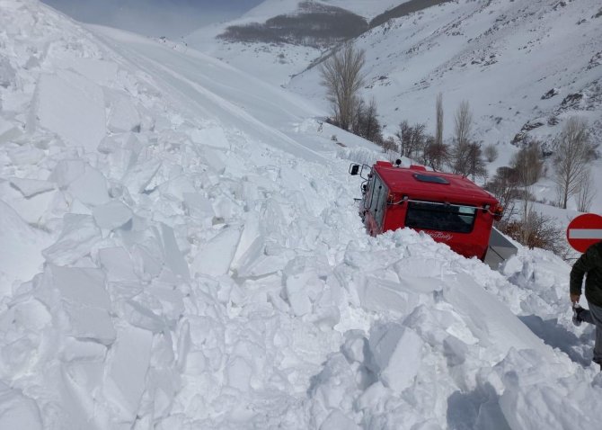 Seyir halindeki snowtrackın üzerine çığ düşme anı kameraya yansıdı