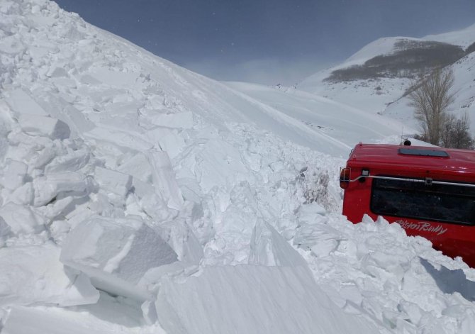 Seyir halindeki snowtrackın üzerine çığ düşme anı kameraya yansıdı