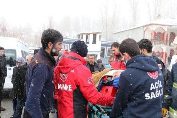 Van’da yolcu minibüsü devrildi: 14 yaralı