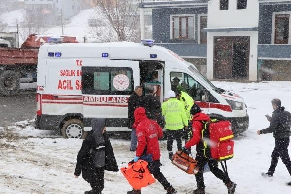 Van’da yolcu minibüsü devrildi: 14 yaralı