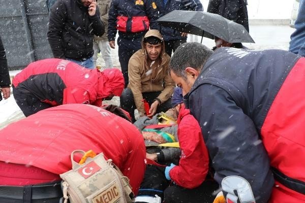 Van’da yolcu minibüsü devrildi: 14 yaralı