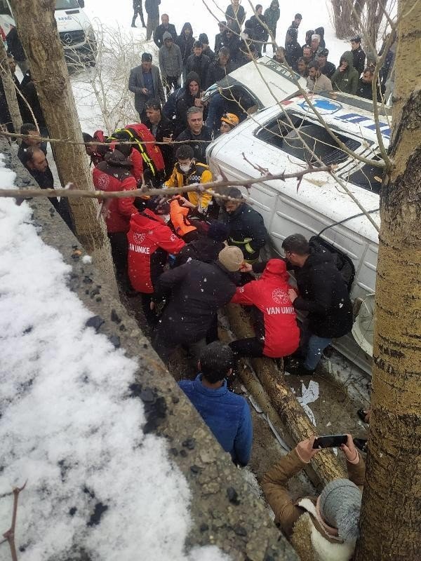 Van’da yolcu minibüsü devrildi: 14 yaralı
