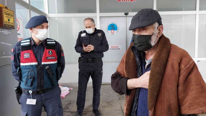 Vatandaşın yardımına hastane polisi yetişti
