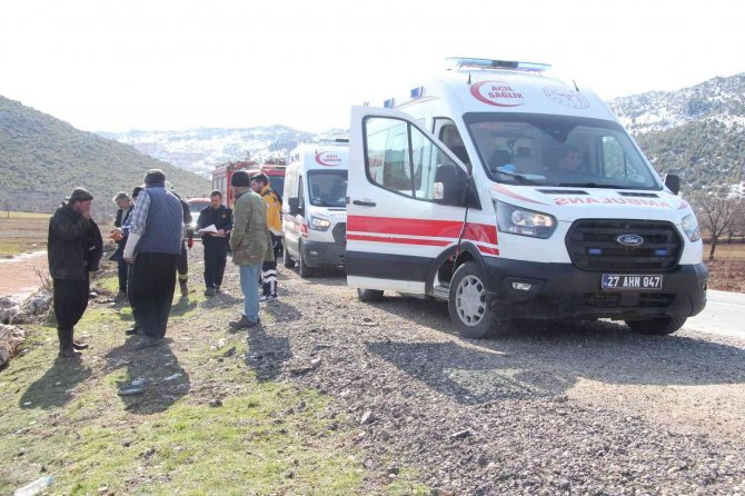 Virajı alamayan araç şarampole uçtu: 1 ölü, 4 yaralı