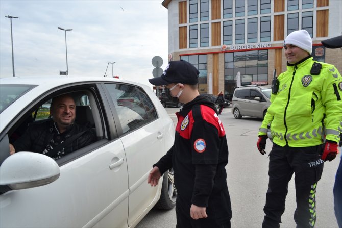 Down sendromlu çocuklar trafik denetimi yaptı