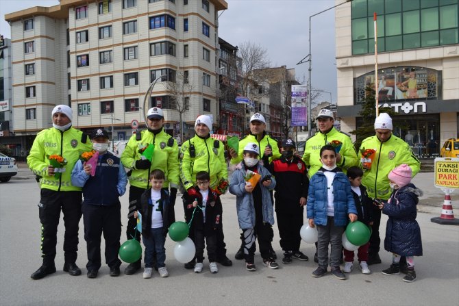 Down sendromlu çocuklar trafik denetimi yaptı