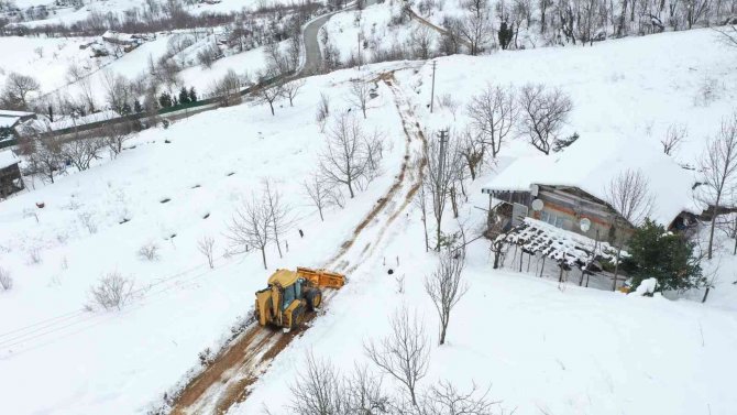 45 araç ve 150 personelle gece gündüz yolları açık tutuyor