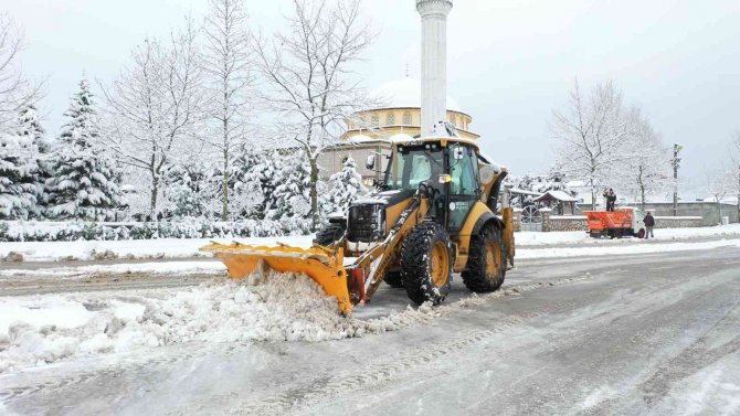 45 araç ve 150 personelle gece gündüz yolları açık tutuyor