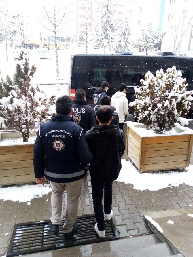 5 yabancı uyruklu şahıs sınır dışı edildi