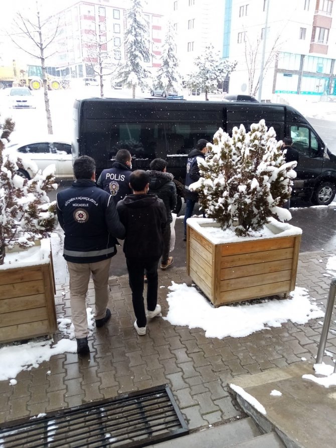 5 yabancı uyruklu şahıs sınır dışı edildi