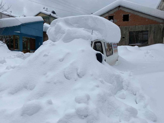 500 rakımlı köyde araçlar kar altında kaldı