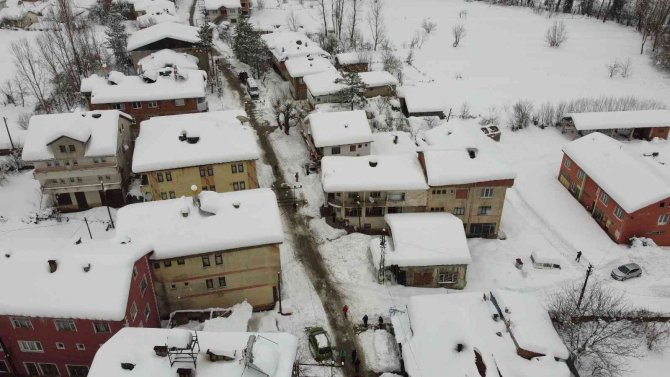 500 rakımlı köyde araçlar kar altında kaldı