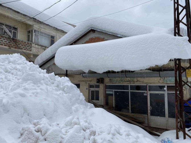 500 rakımlı köyde araçlar kar altında kaldı