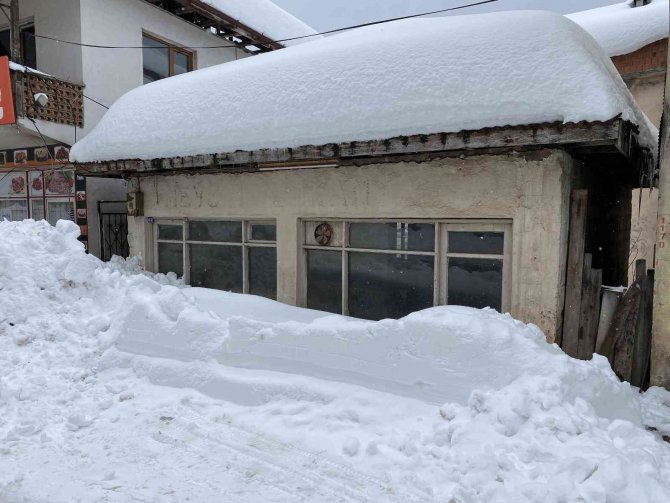 500 rakımlı köyde araçlar kar altında kaldı
