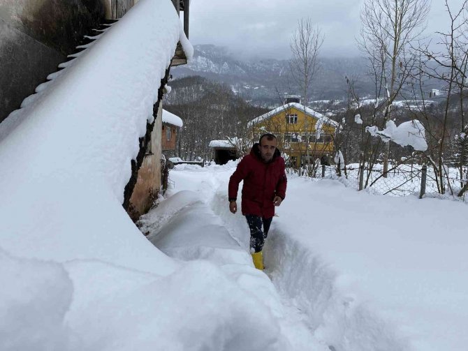 500 rakımlı köyde araçlar kar altında kaldı