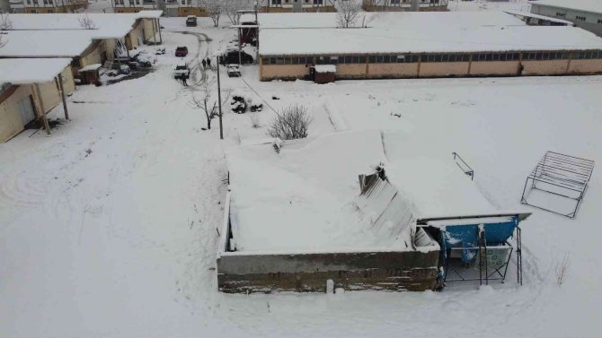 Amasya’da karın ağırlığına dayanamayan iş yerinin çatısı çöktü