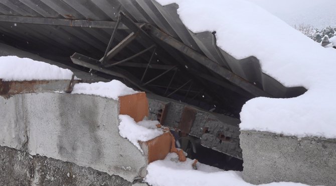 Amasya’da karın ağırlığına dayanamayan iş yerinin çatısı çöktü