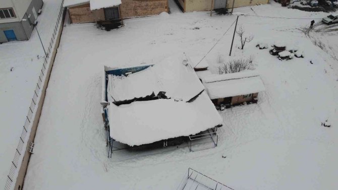 Amasya’da karın ağırlığına dayanamayan iş yerinin çatısı çöktü