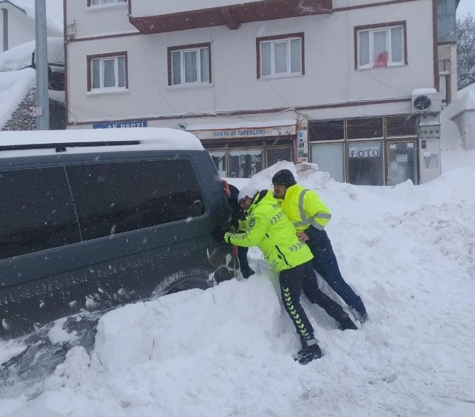 Araçları yolda kalan vatandaşların yarımına polis ekipleri koştu