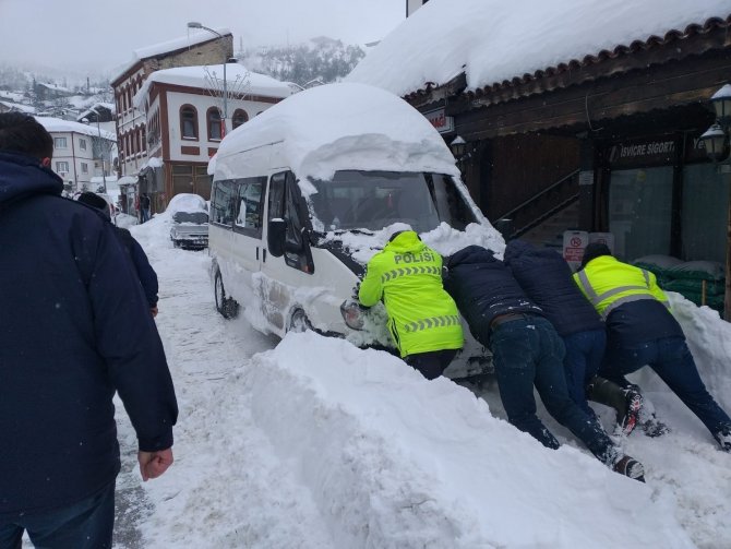 Araçları yolda kalan vatandaşların yarımına polis ekipleri koştu