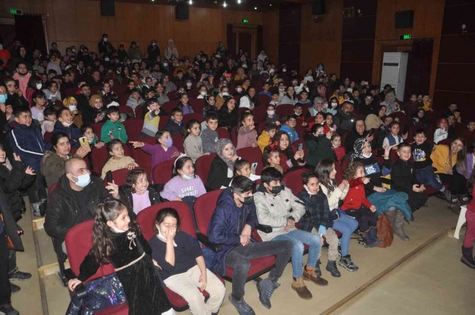 Çocuklar tiyatro gösterisiyle eğlendi