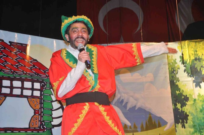 Çocuklar tiyatro gösterisiyle eğlendi